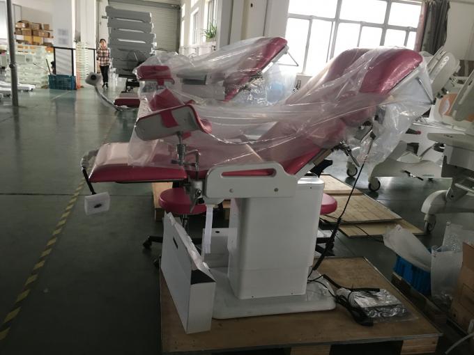 Szpital Pink Electric Gynaec Examination Table Stół porodowy Łóżko porodowe z lampą 0