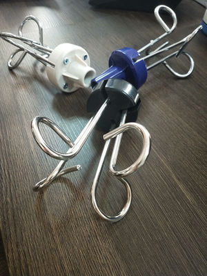 Szpitalne haczyki na kroplówki medyczne w kolorze niebieskim i białym