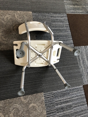 Krzesło do kąpieli w szpitalu Białe matowe wykończenie ze stopu aluminium z regulacją wysokości