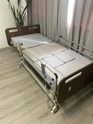 Elektryczny dom dla osób starszych łóżko opiekuńcze z zamykanymi kółkami