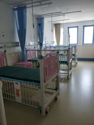 Łóżeczko dziecięce z regulowanym oparciem na dwie korby