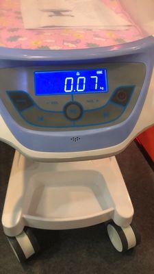 Szpitalne Łóżeczko dziecięce Łóżeczko dziecięce Sterowanie systemem hydraulicznym 25 kg Obciążenie Szpitalny wózek dziecięcy Biały