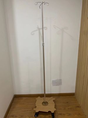 Aluminiowy ruchomy stojący stojak infuzyjny IV Pokój z łóżkiem pacjenta na słupku IV