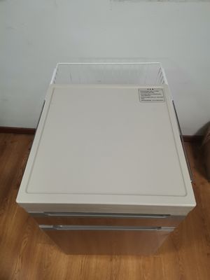 Aluminiowa konstrukcja płyty szpitalnej szafki nocnej Stolik drewniany kolor z kółkami