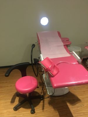 Szpital Pink Electric Gynaec Examination Table Stół porodowy Łóżko porodowe z lampą