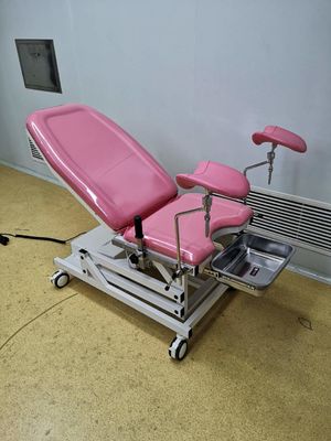 Elektryczne łóżko położnicze ginekologia specjalne łóżko położnicze kolor różowy