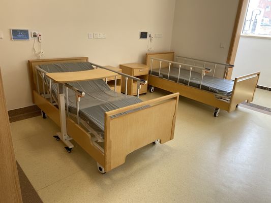 Drewniany zagłówek 700mm Elektryczny 3 funkcje Łóżko do opieki domowej Łóżko do karmienia