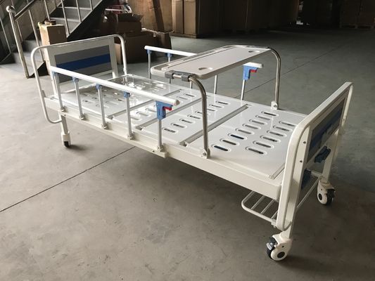Dwie funkcje Medyczne ręczne łóżko szpitalne z dwoma korbami i stołem nad łóżkiem