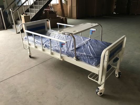 Dwie funkcje Medyczne ręczne łóżko szpitalne z dwoma korbami i stołem nad łóżkiem