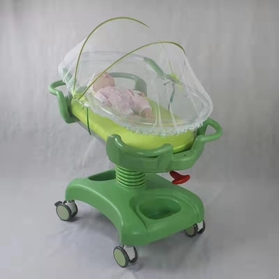 Zielony plastikowy wózek spacerowy z regulowanym kątem do odpoczynku dziecka