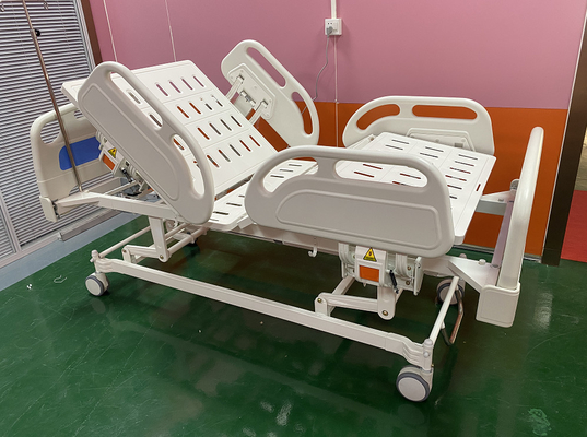 Elektryczne łóżka szpitalne na oddziale ICU w kolorze niebieskim i białym