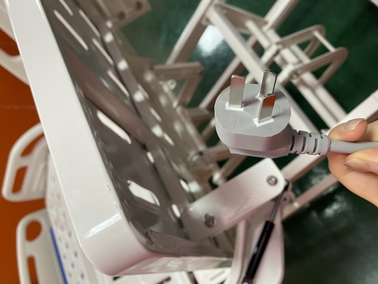 Elektryczne łóżka szpitalne na oddziale ICU w kolorze niebieskim i białym