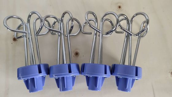 Szpitalne haczyki na kroplówki medyczne w kolorze niebieskim i białym