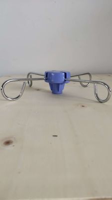 Szpitalne haczyki na kroplówki medyczne w kolorze niebieskim i białym